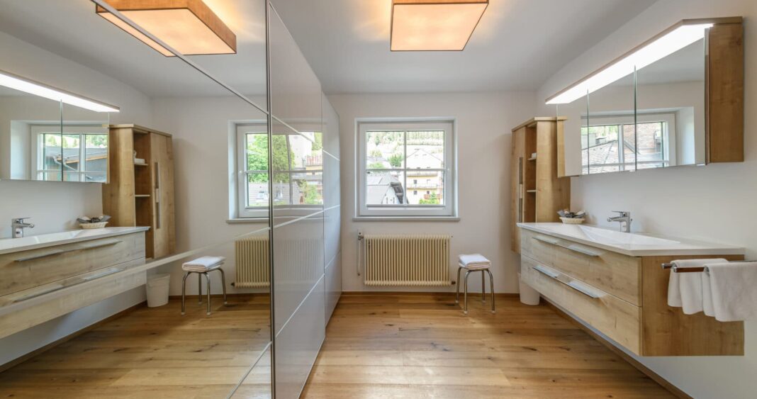 Badezimmer mit großen Spiegelschrank und Waschbecken der Suite im Hotel Wastlwirt im Lungau