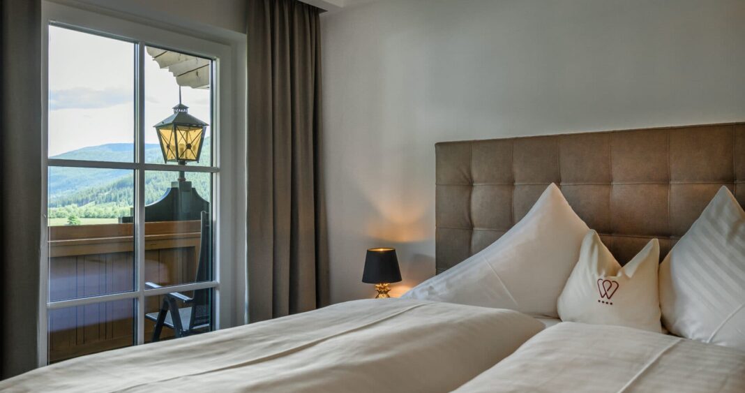 Das Schlafzimmer der Panorama Suite im Hotel Wastlwirt mit einem herrlichen Blick auf St. Michael im Lungau