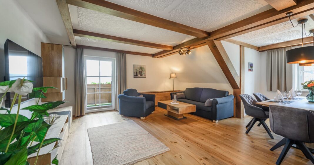 Panorama Suite im Lungau mit geräumigem Wohnraum und gemütlichem Sofa