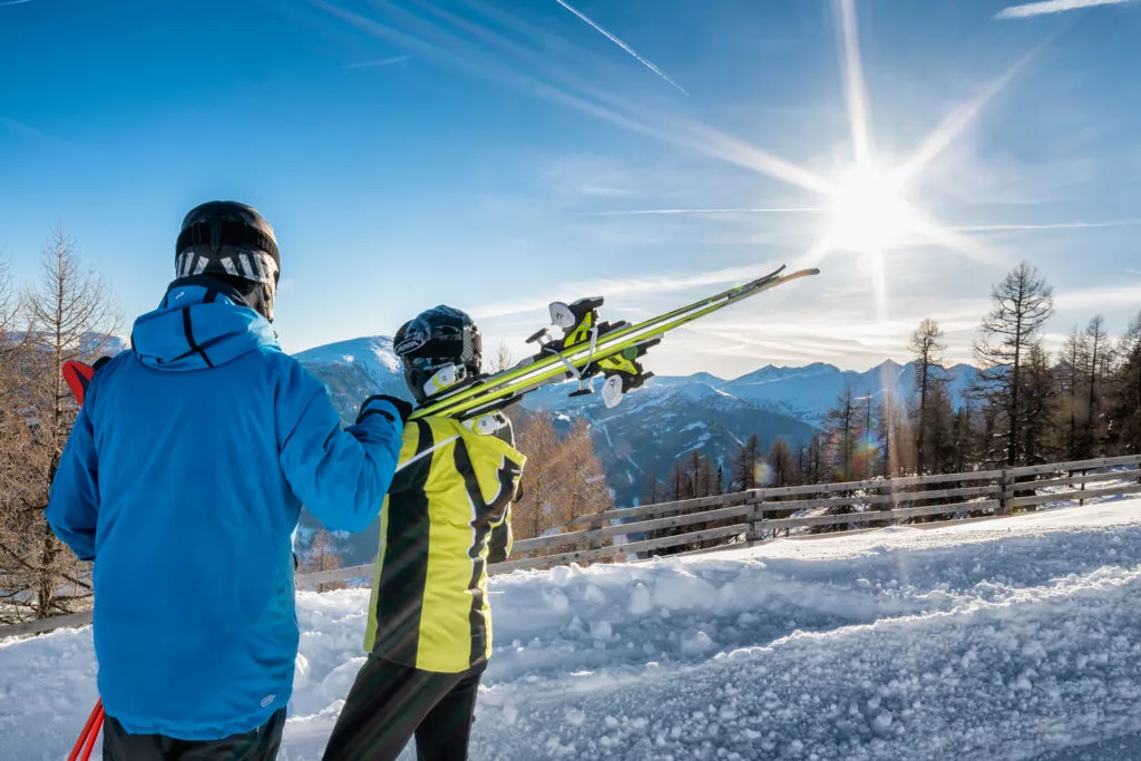 Skifahrer von hinten